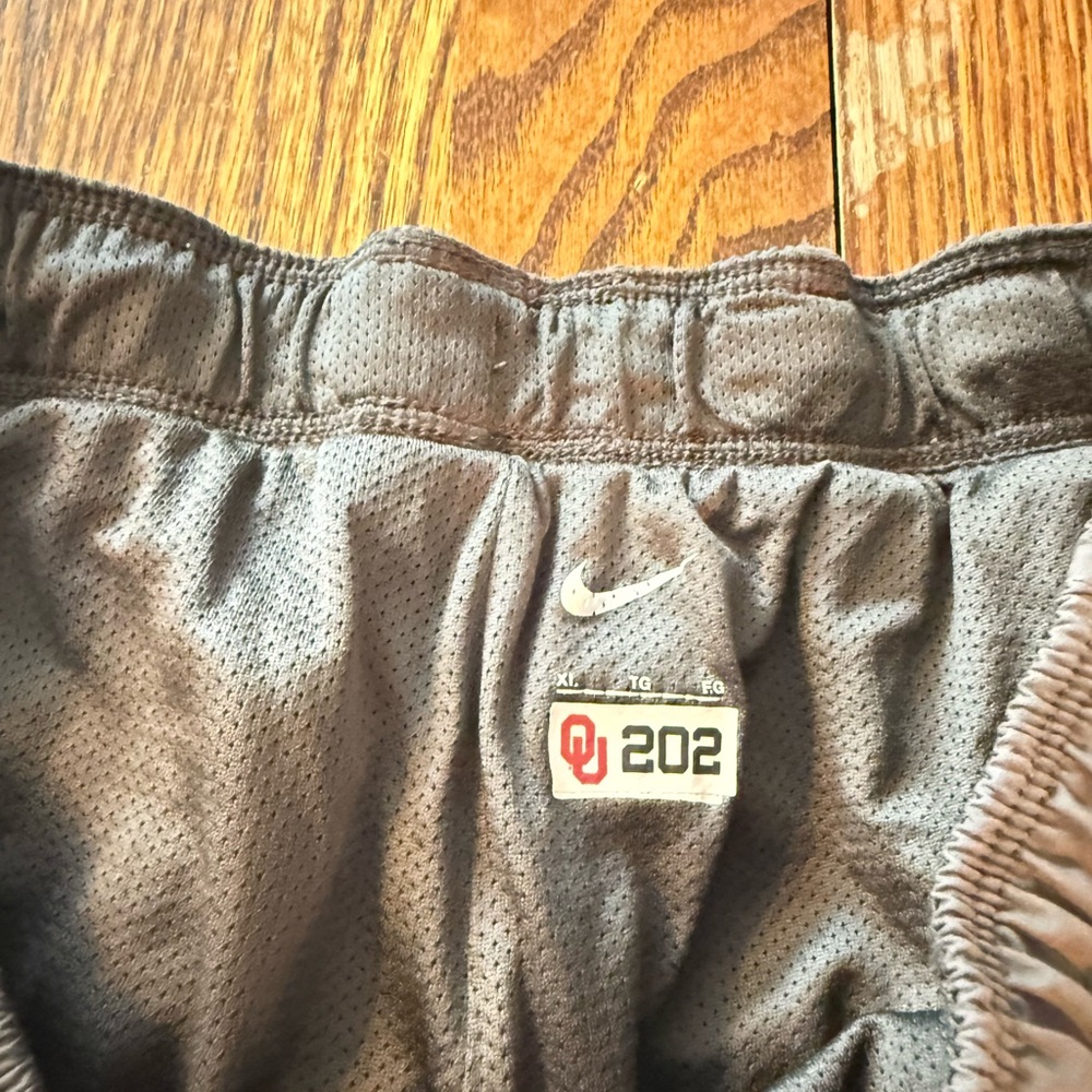 Nike OU Wind Pant - Picture 2 of 5